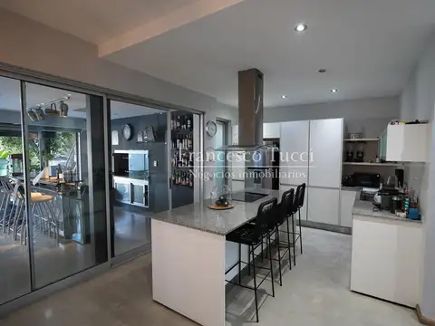 Casa 5 ambientes con 4 baños
