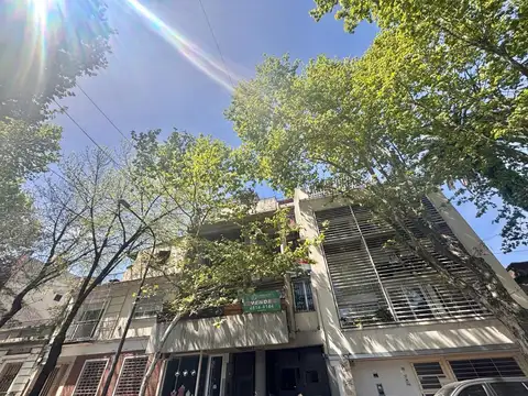Departamento monoambiente con balcón y terraza propia. 4° piso contrafrente