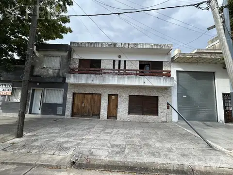 Venta PH 4 ambientes con patio y cochera en Parque Avellaneda