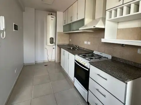 Alquiler departamento de 3 ambientes al frente  en Flores