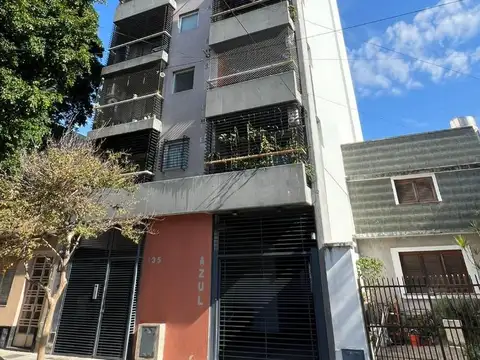Alquiler departamento de 3 ambientes al frente  en Flores