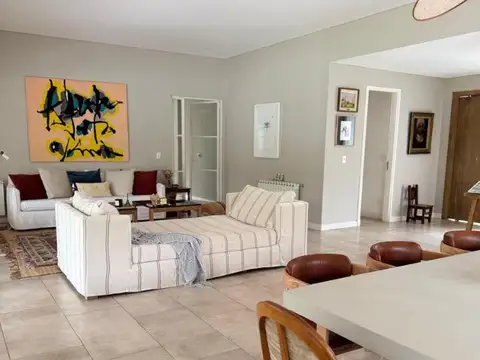 Casa en Venta con 3 cocheras