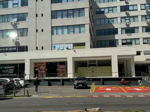 Local en  zona comercial amplio y plantas libres 