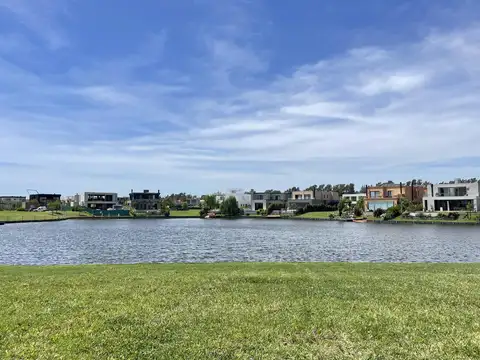 Lote al agua en Carpinchos