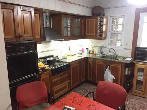 CASA DE 2 DORMIT  CON DEPTO 2 AMB EN EL FONDO. POSEE COCHERA 3 AUTOS Y JARDIN.