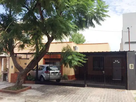 CASA DE 2 DORMIT  CON DEPTO 2 AMB EN EL FONDO. POSEE COCHERA 3 AUTOS Y JARDIN.