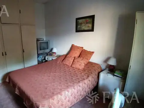 Venta casa para dos familias con cochera en Bernal Oeste