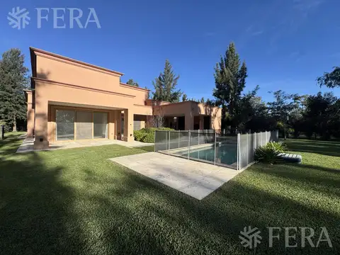 Venta de casa 4 ambientes con piscina y cochera en Miralagos- La Plata
