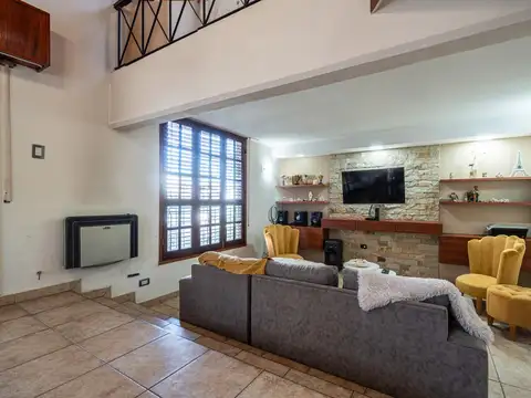 Casa en Venta con 2 cocheras