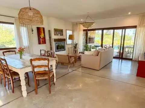 Casa en Venta con 4 cocheras