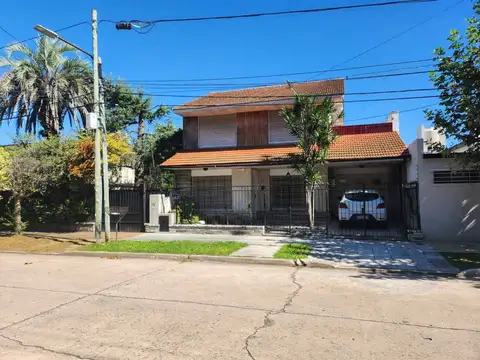 VENTA CASA 5 AMBIENTES PATIO COCHERA BERNAL