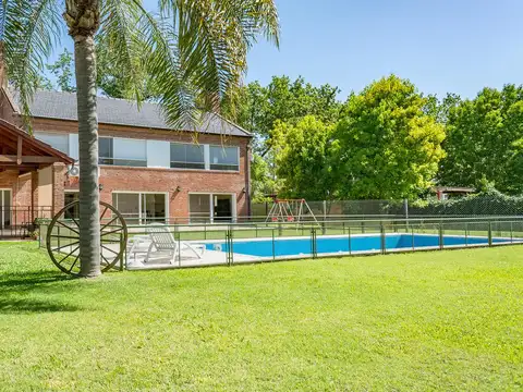 Casa de 5 dormitorios con jardin con pileta y cochera en Fisherton