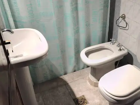 SE VENDE CASA AMPLIA/VERSATIL STA ROSA VALLEVIEJO