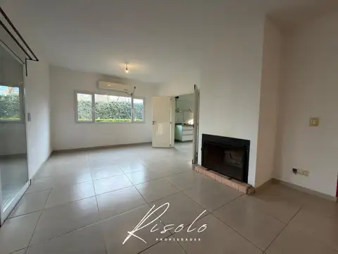 Casa en Alquiler con 2 cocheras
