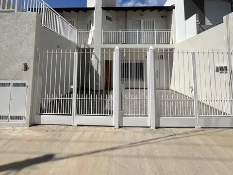 Depto T/Casa 2 amb al contrafrente con patio 