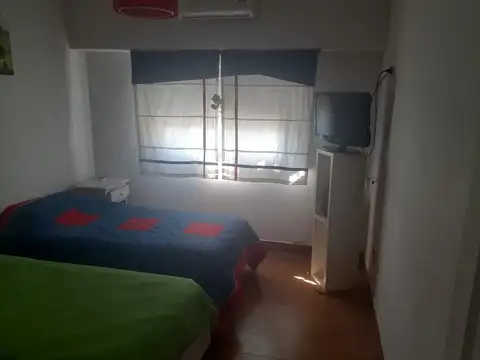 EXCELENTE Y MODERNA CASA 6 AMBIENTES EN DOS PLANTAS CON JARDÍN, PISCINA Y GARAGE