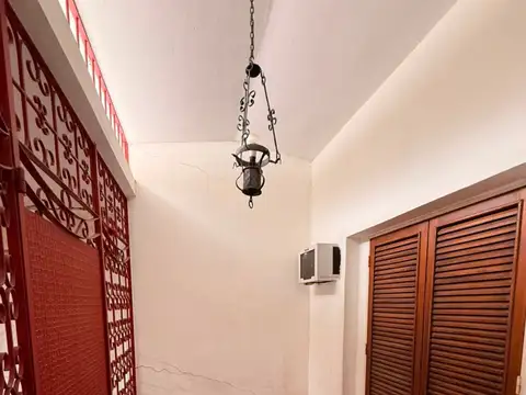 Casa 7 ambientes con 1 baño