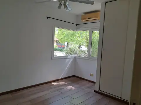 Excelente casa en 2 plantas, 4 ambientes, Jardín, Piscina, Cochera para varios Autos