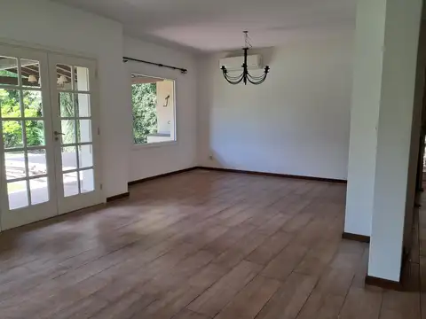 Casa 4 ambientes con 2 baños