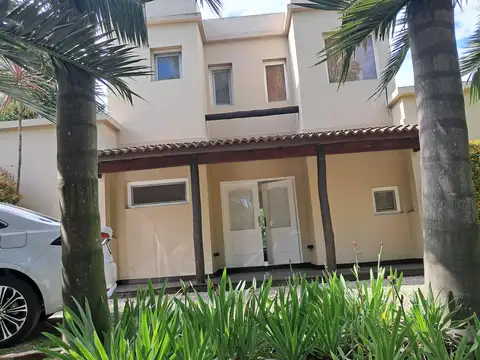 Excelente casa en 2 plantas, 4 ambientes, Jardín, Piscina, Cochera para varios Autos