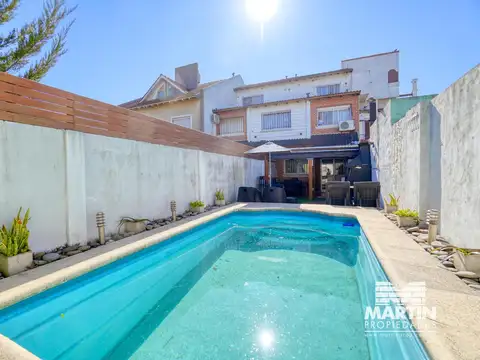 Casa Duplex en venta en Martinez 5 ambientes, suite, toilette, play, jardín con pileta, cochera.