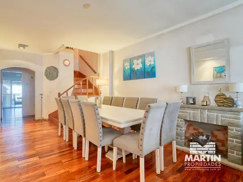 Casa Duplex en venta en Martinez 5 ambientes, suite, toilette, play, jardín con pileta, cochera.