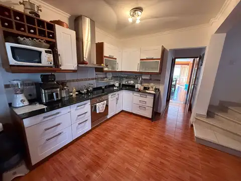 Casa 6 ambientes con 2 baños
