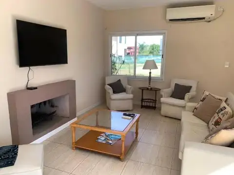 Casa 5 ambientes con 4 baños