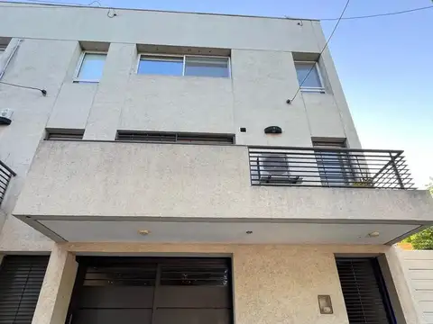 Uriburu al 800 esquina Brandsen