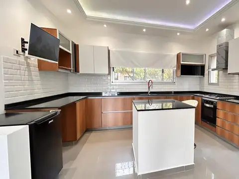 Casa en Alquiler en Las Orquideas, USD 1.500