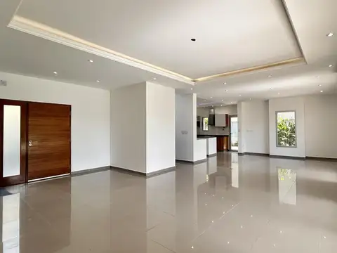 Casa en Alquiler con 2 cocheras