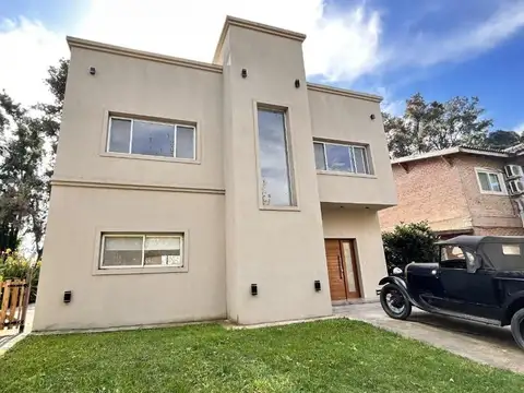 Casa en ALQUILER por 12 meses en Las Orquídeas moderna y super luminosa