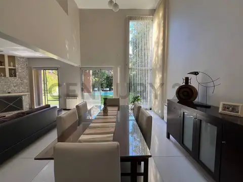 Casa en Venta con 4 cocheras