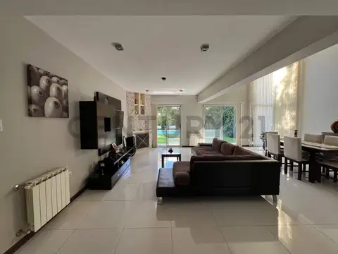Casa 6 ambientes con 2 baños