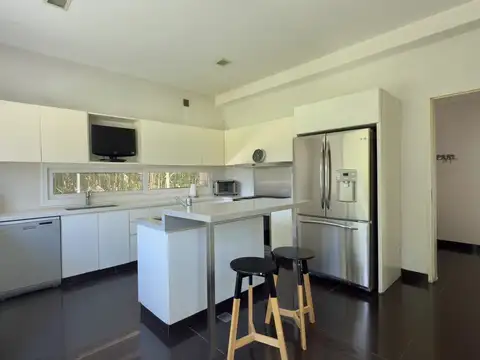 Casa 6 ambientes con 5 baños