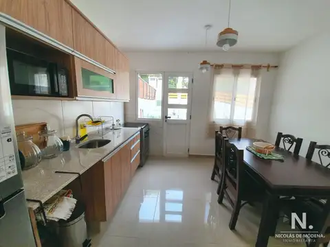 Casa 4 ambientes con 2 baños