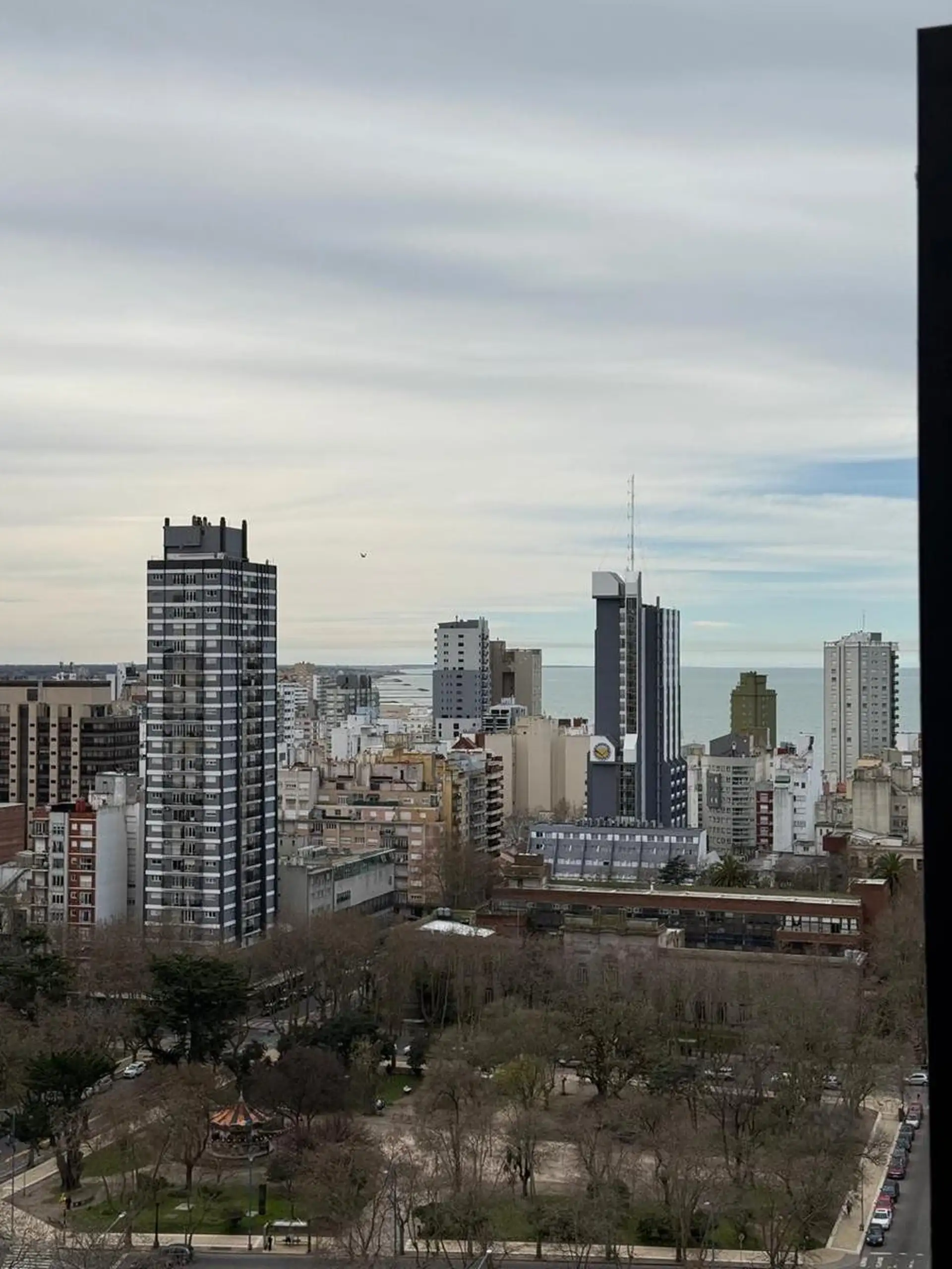 Departamento 3 ambientes reciclado con balcón y vista a la Catedral - Centro