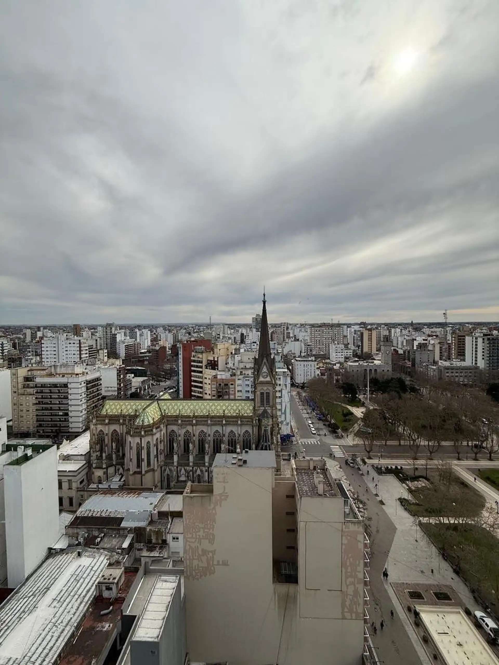 Departamento 3 ambientes reciclado con balcón y vista a la Catedral - Centro