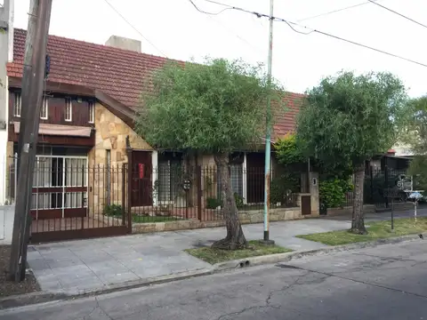   NUEVO VALOR   CHALET 4 AMPLIOS AMBIENTES S/LOTE DE 10 X 33 CON BUEN FONDO,  QUINCHO C/ BAÑO Y PARRILLA , POSIB.  2 FLIAS.