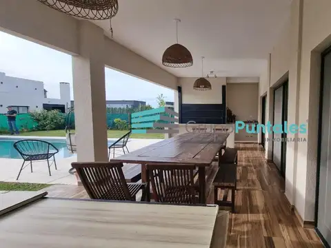 Casa en Venta con 2 cocheras