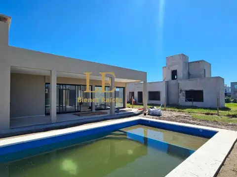 Casa 4 ambientes con 3 baños