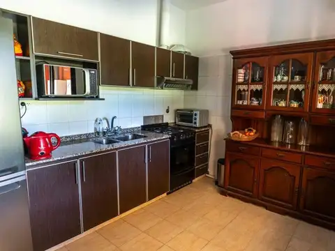 Casa 4 ambientes con 2 baños