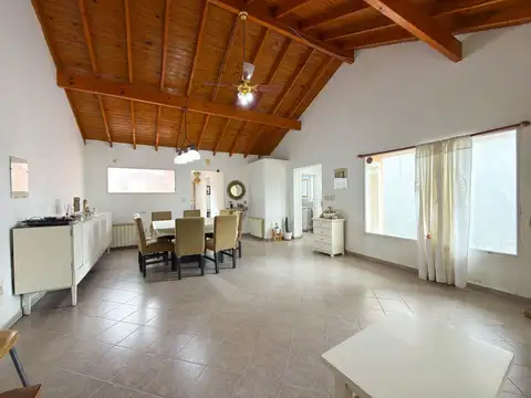 Casa en Venta con 3 cocheras