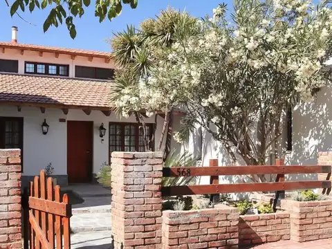 Hermosa casa de estilo colonial ubicada en Luján