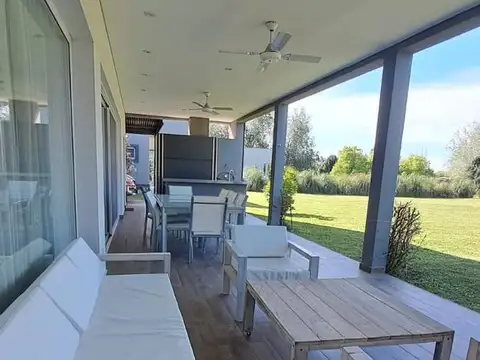 Casa 5 ambientes con 2 baños