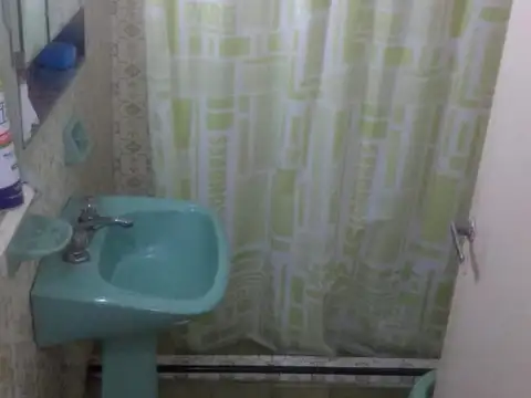 Casa con local, garaje cubierto, jardin, excelente oportunidad