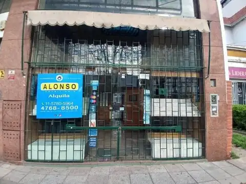 Amplio local con entrepiso.