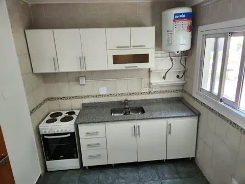 LINIERS. CARHUE 28 . SEMIPISO DE 3 AMBIENTES C/FRENTE CON bALCON.