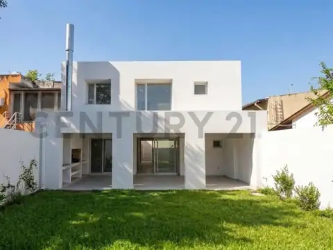 Casa en Venta con 2 cocheras