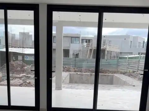 Casa 5 ambientes con 4 baños
